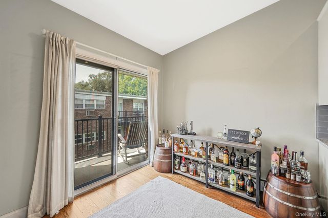 22 Ivy Street 6B, Farmingdale, NY 11735