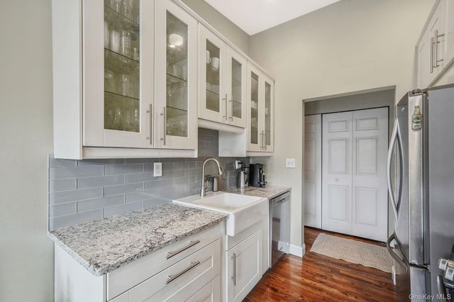 22 Ivy Street 6B, Farmingdale, NY 11735