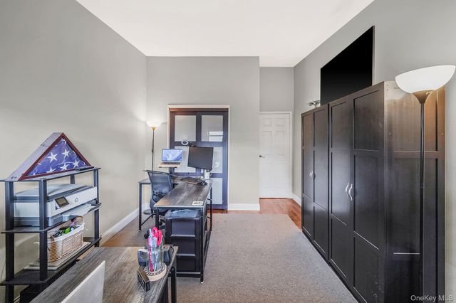 22 Ivy Street 6B, Farmingdale, NY 11735