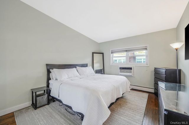 22 Ivy Street 6B, Farmingdale, NY 11735