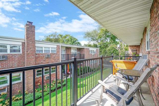 22 Ivy Street 6B, Farmingdale, NY 11735