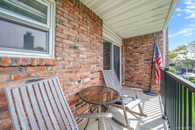 22 Ivy Street 6B, Farmingdale, NY 11735