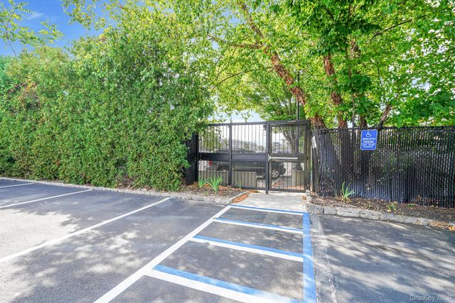 22 Ivy Street 6B, Farmingdale, NY 11735