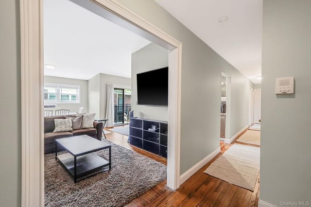 22 Ivy Street 6B, Farmingdale, NY 11735