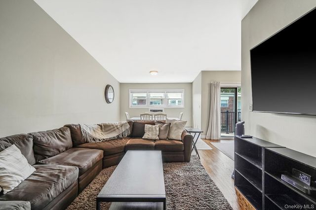 22 Ivy Street 6B, Farmingdale, NY 11735