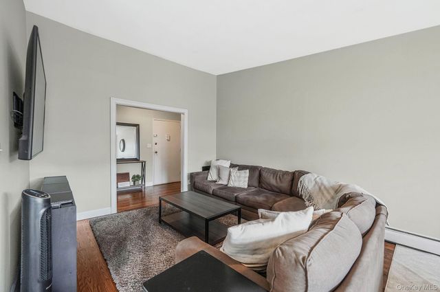 22 Ivy Street 6B, Farmingdale, NY 11735