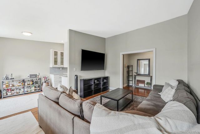 22 Ivy Street 6B, Farmingdale, NY 11735