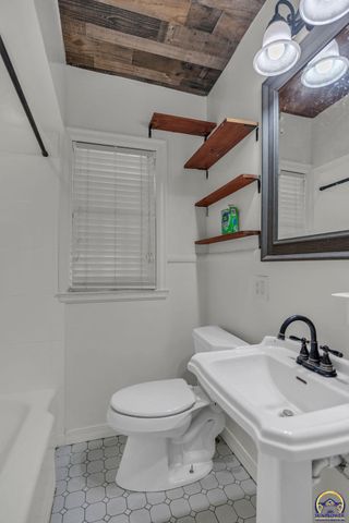 3420 SW Huntoon ST, Topeka, KS 66610