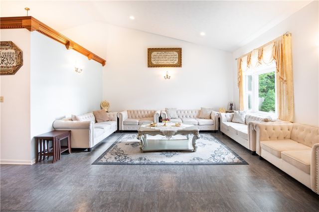 504 N Buhl Farm Dr, Hermitage, PA 16148