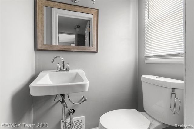 17420 Ohio Street, Detroit, MI 48221