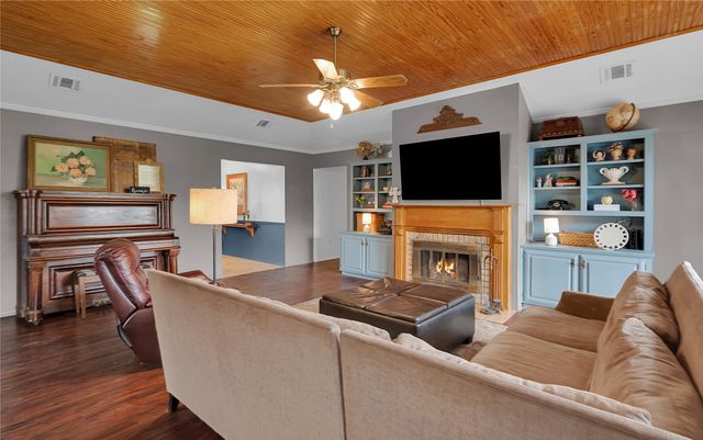 724 W 4th Street, Mcgregor, TX 76657