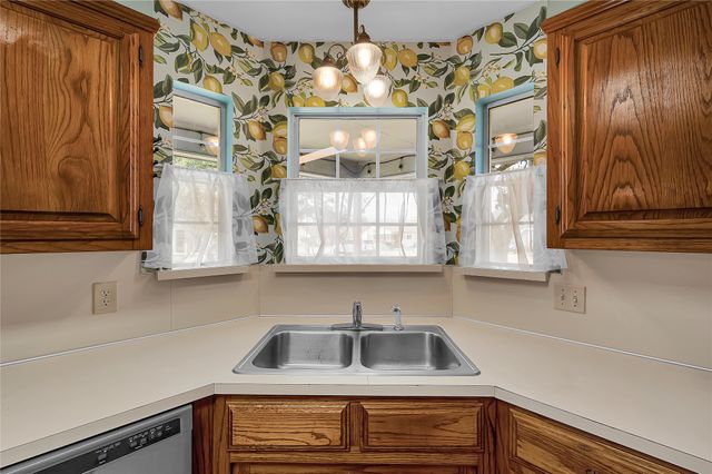 724 W 4th Street, Mcgregor, TX 76657