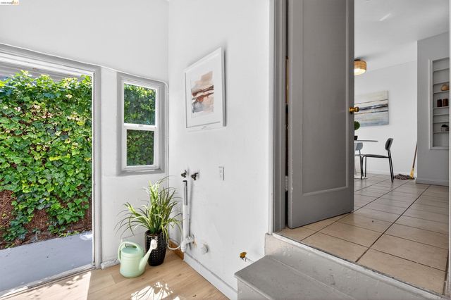 1137 Seminary Ave, Oakland, CA 94621