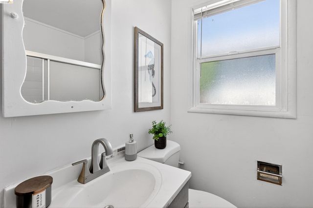 1137 Seminary Ave, Oakland, CA 94621