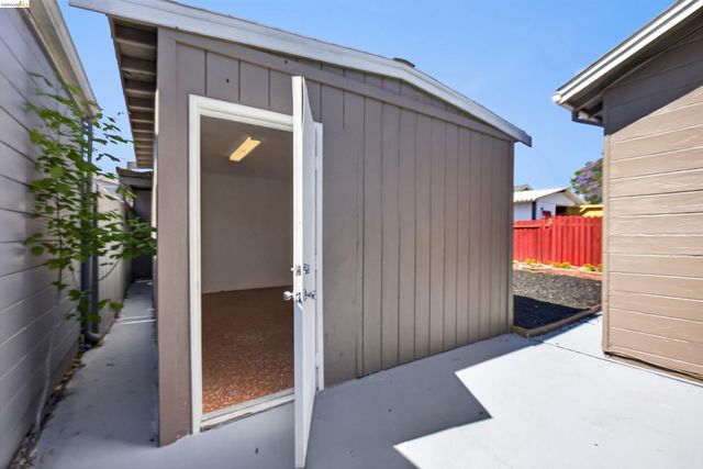 1137 Seminary Ave, Oakland, CA 94621