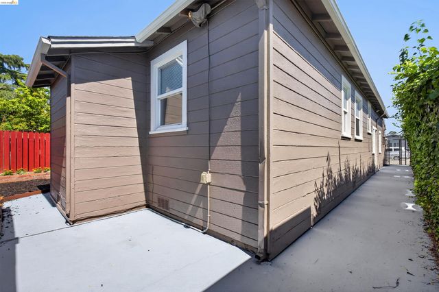 1137 Seminary Ave, Oakland, CA 94621