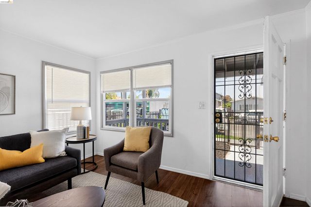 1137 Seminary Ave, Oakland, CA 94621