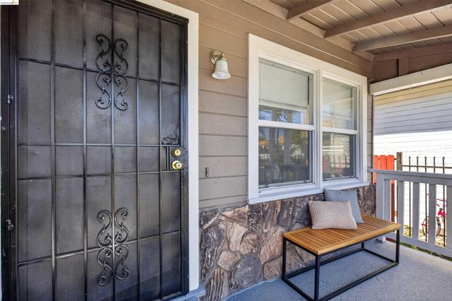 1137 Seminary Ave, Oakland, CA 94621