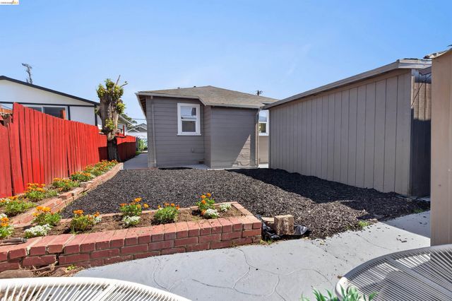 1137 Seminary Ave, Oakland, CA 94621