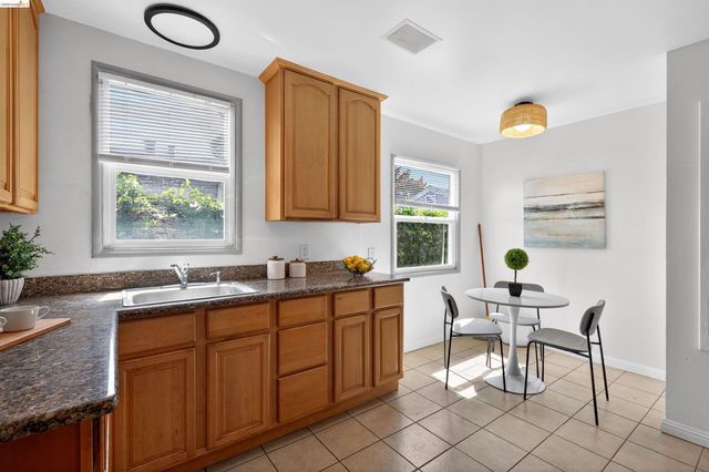 1137 Seminary Ave, Oakland, CA 94621