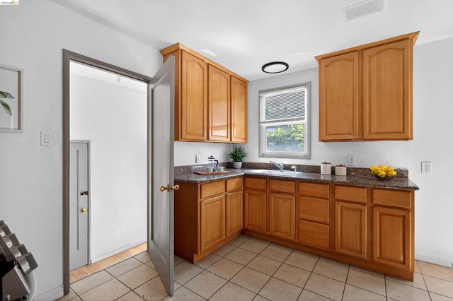 1137 Seminary Ave, Oakland, CA 94621