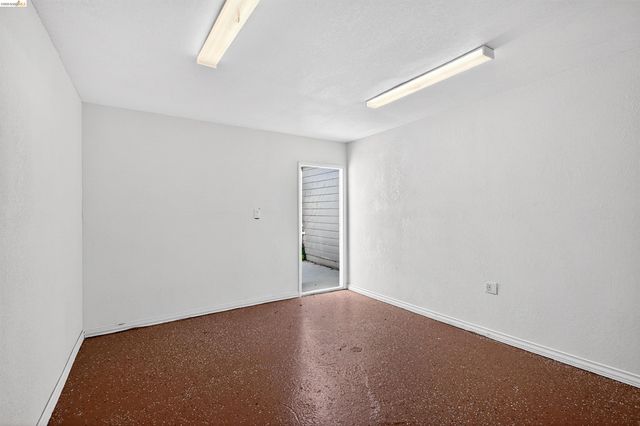 1137 Seminary Ave, Oakland, CA 94621