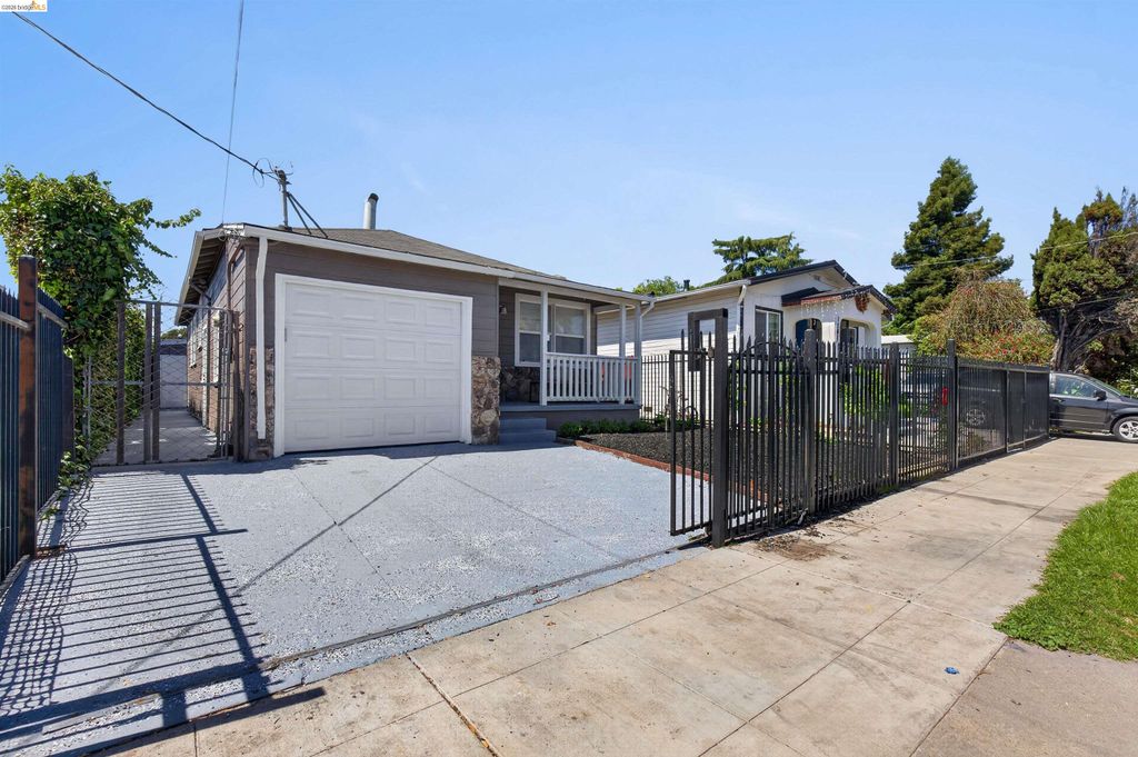 1137 Seminary Ave, Oakland, CA 94621