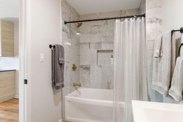 2060 S Algonquin Dr, Benton Harbor, MI 49022