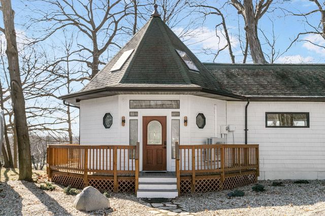 2060 S Algonquin Dr, Benton Harbor, MI 49022