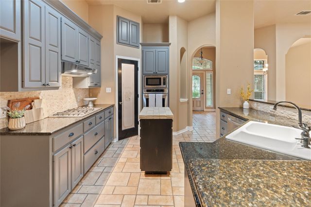 2300 Willow LN, Taylor, TX 76574