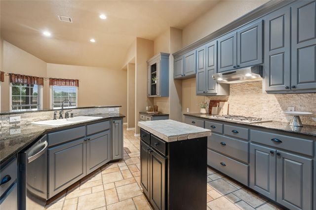 2300 Willow LN, Taylor, TX 76574