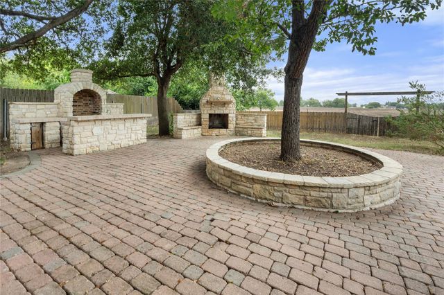 2300 Willow LN, Taylor, TX 76574