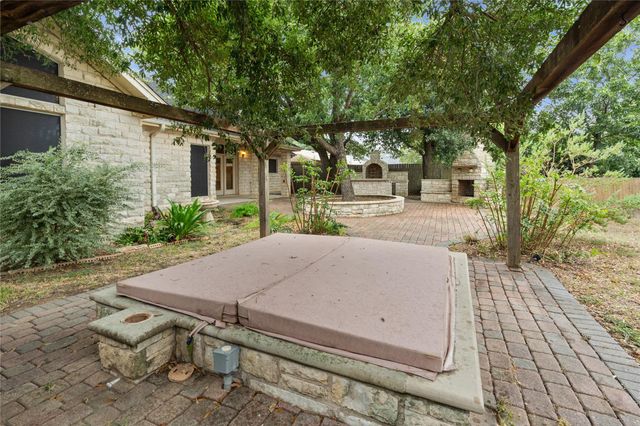 2300 Willow LN, Taylor, TX 76574