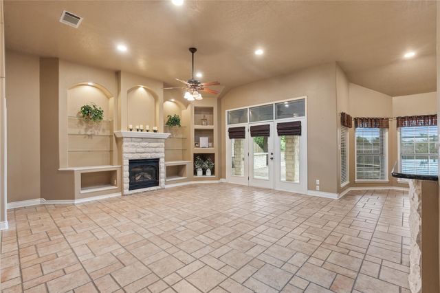 2300 Willow LN, Taylor, TX 76574