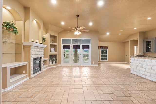 2300 Willow LN, Taylor, TX 76574