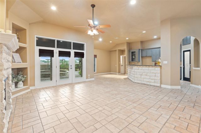 2300 Willow LN, Taylor, TX 76574