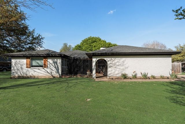 905 Colonial, Cleburne, TX 76033