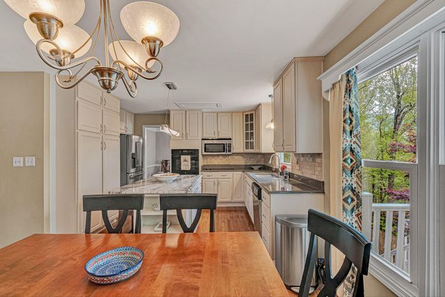 6640 Parkway DR, Roanoke, VA 24018