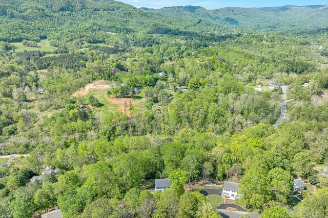 6640 Parkway DR, Roanoke, VA 24018
