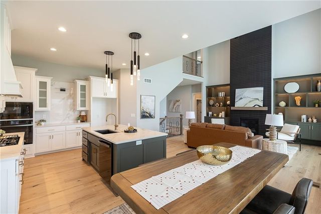 18601 Mohawk Lane, Overland Park, KS 66085