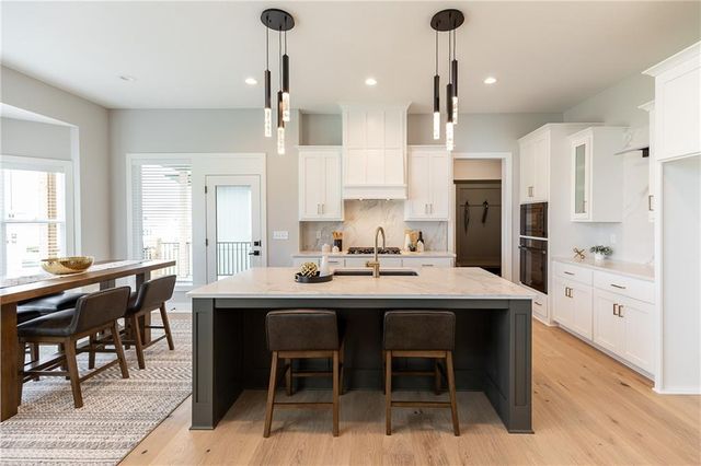 18601 Mohawk Lane, Overland Park, KS 66085