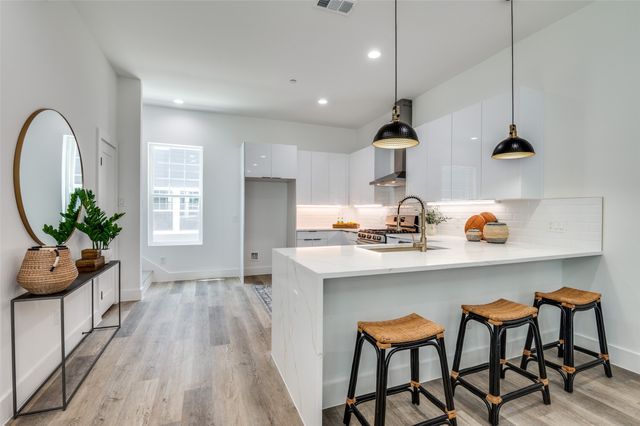 631 N Tyler Street 302, Dallas, TX 75208
