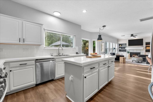 311 Welford Lane, Highlands, TX 77562