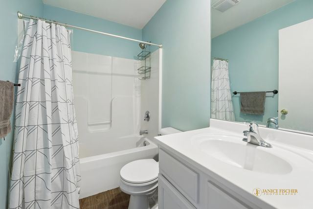 521 S Sheridan Road, Lakemoor, IL 60051