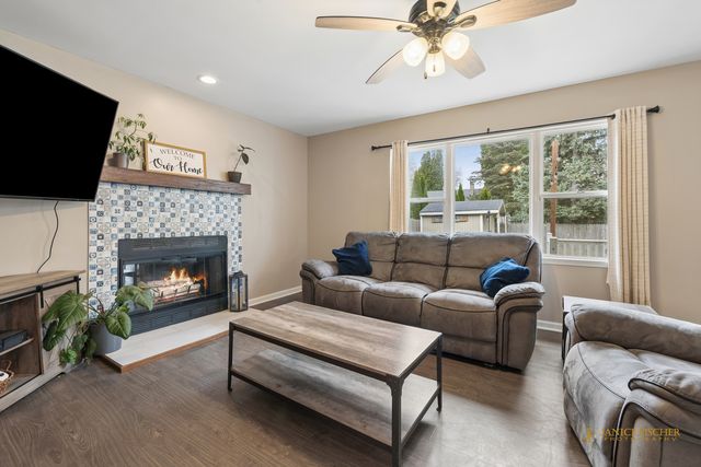 521 S Sheridan Road, Lakemoor, IL 60051