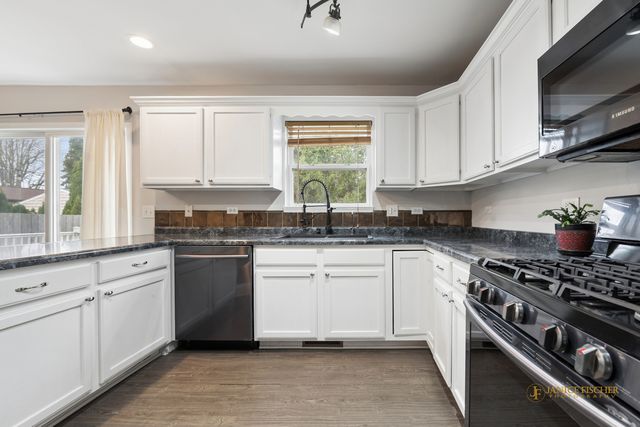 521 S Sheridan Road, Lakemoor, IL 60051