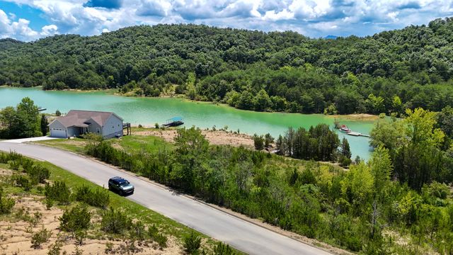 2 Emerald Pointe Blvd, Dandridge, TN 37725