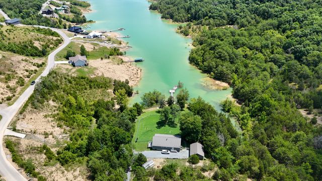 2 Emerald Pointe Blvd, Dandridge, TN 37725