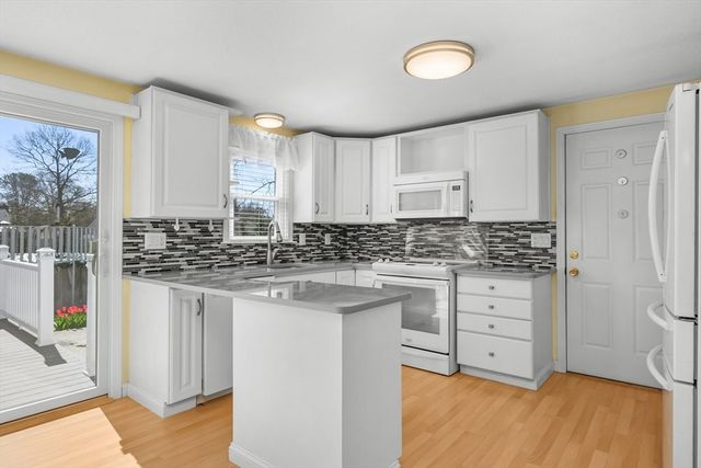 136 Sheaffer Rd, Barnstable, MA 02632