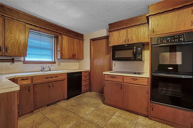 2724 S Chapman Road, Clinton, OK 73601